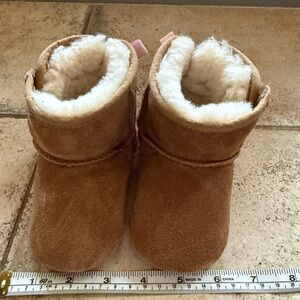 UGG Cozy Tan Baby Booties size 04/05 infant